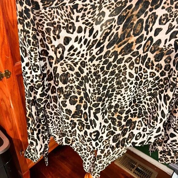 EUC Chico’s Animal Print Long Sleeve Blouse with tie Bottom #010 - Picture 5 of 8